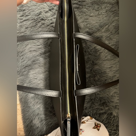 Black Kate Spade tote handbag with zipper and feet!! 🖤 - Picture 5 of 7